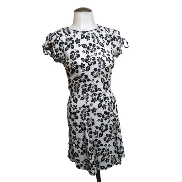 Urban Outfitters Dress Mini Backless Peep Hole Short Sleeves Ties on Back B&W XS - Picture 2 of 9